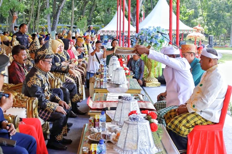 Pj. Bupati Konawe, Harmin Ramba di Moment HUT Konawe Ke-74 Tahun  berlangsung di Lapangan Upacara kantor Bupati Konawe Minggu, 03 Maret 2024.