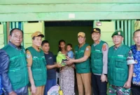Bupati Konawe Utara, H. Ruksamin menyerahkan bantuan sosial kepada masyarakat penerima manfaat atasi kemiskinan ekstrem.