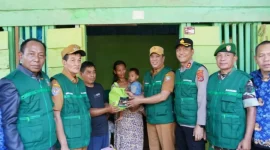 Bupati Konawe Utara, H. Ruksamin menyerahkan bantuan sosial kepada masyarakat penerima manfaat atasi kemiskinan ekstrem.