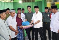 Wabup Konut, Abuhaera menyerahkan bantuan sembako kepada penerima manfaat di Kecamatan Sawa yang berlangsung di Rumah Jabatan Camat Sawa pada Kamis, 4 April 2024.