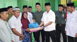 Wabup Konut, Abuhaera menyerahkan bantuan sembako kepada penerima manfaat di Kecamatan Sawa yang berlangsung di Rumah Jabatan Camat Sawa pada Kamis, 4 April 2024.