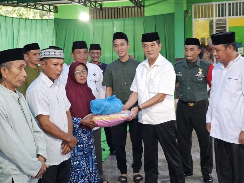 Wabup Konut, Abuhaera menyerahkan bantuan sembako kepada penerima manfaat di Kecamatan Sawa yang berlangsung di Rumah Jabatan Camat Sawa pada Kamis, 4 April 2024.
