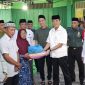Wabup Konut, Abuhaera menyerahkan bantuan sembako kepada penerima manfaat di Kecamatan Sawa yang berlangsung di Rumah Jabatan Camat Sawa pada Kamis, 4 April 2024.