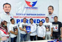 Liaison Officer (LO) Sastra Alamsyah bersama rekan Fadli Tanawali mewakili Yudhianto Mahardika pengambilan formulir pendaftaran calon wali kota kendari. Kamis, (18/04/2024).