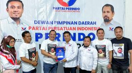 Liaison Officer (LO) Sastra Alamsyah bersama rekan Fadli Tanawali mewakili Yudhianto Mahardika pengambilan formulir pendaftaran calon wali kota kendari. Kamis, (18/04/2024).