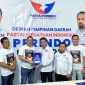 Liaison Officer (LO) Sastra Alamsyah bersama rekan Fadli Tanawali mewakili Yudhianto Mahardika pengambilan formulir pendaftaran calon wali kota kendari. Kamis, (18/04/2024).