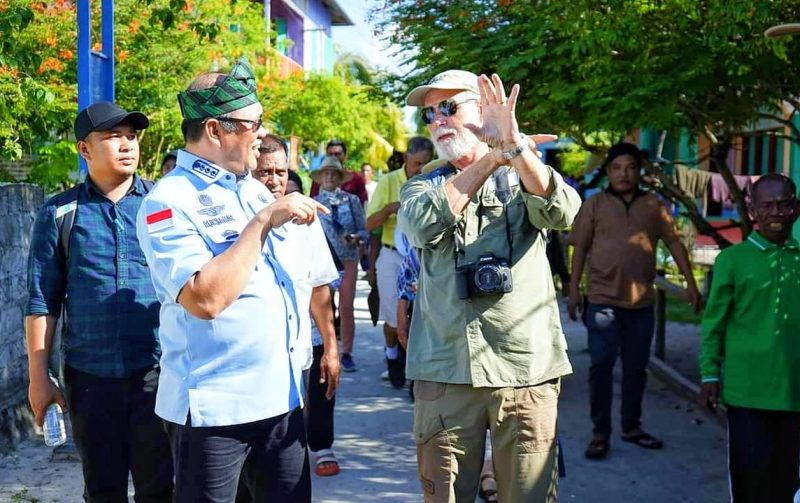 Bupati Konawe Utara, H. Ruksamin menyambut hangat kedatangan wisatawan manca negara di pulau labengki.
