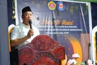 Bupati Konawe Utara, H. Ruksamin, memberikan sambutan pada acara Halal Bilhalal Idul Fitri 1445 /H yang dihelat oleh Karang Taruna Desa Wawohihe, Rabu malam, (17 April 2024).