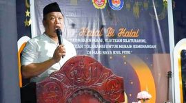 Bupati Konawe Utara, H. Ruksamin, memberikan sambutan pada acara Halal Bilhalal Idul Fitri 1445 /H yang dihelat oleh Karang Taruna Desa Wawohihe, Rabu malam, (17 April 2024).