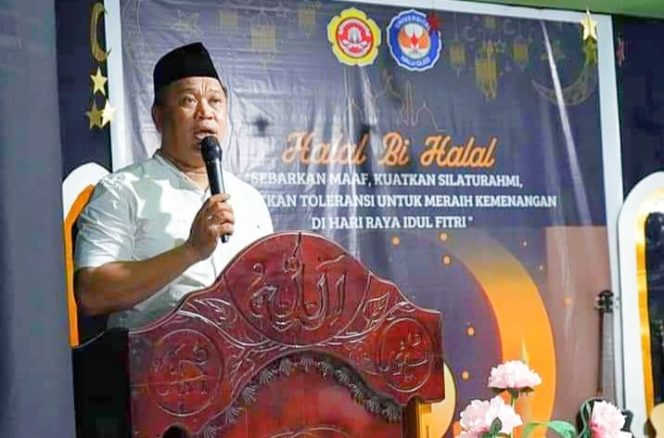 Bupati Konawe Utara, H. Ruksamin, memberikan sambutan pada acara Halal Bilhalal Idul Fitri 1445 /H yang dihelat oleh Karang Taruna Desa Wawohihe, Rabu malam, (17 April 2024).
