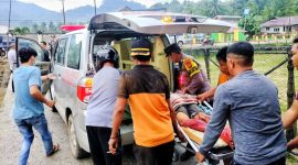 Kepolisian membawa jenasah korban berinisial H (30) ke rumah sakit untuk dilakukan visum et revertum. 
