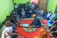 Tradisi Adat Kalosara oleh pelaksana Adat (Putobu) yang diterima keluarga korban disaksikan Camat Wawolesea Ita Sinar, Kades Toreo Andi Semming, Ketua Apdesi Asmudin Moita serta keluarga korban dan pelaku. Sabtu, (20/4/24) sekira pukul 13.45 wita.