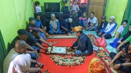 Tradisi Adat Kalosara oleh pelaksana Adat (Putobu) yang diterima keluarga korban disaksikan Camat Wawolesea Ita Sinar, Kades Toreo Andi Semming, Ketua Apdesi Asmudin Moita serta keluarga korban dan pelaku. Sabtu, (20/4/24) sekira pukul 13.45 wita.