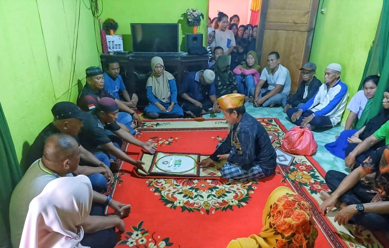 Tradisi Adat Kalosara oleh pelaksana Adat (Putobu) yang diterima keluarga korban disaksikan Camat Wawolesea Ita Sinar, Kades Toreo Andi Semming, Ketua Apdesi Asmudin Moita serta keluarga korban dan pelaku. Sabtu, (20/4/24) sekira pukul 13.45 wita.