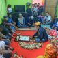 Tradisi Adat Kalosara oleh pelaksana Adat (Putobu) yang diterima keluarga korban disaksikan Camat Wawolesea Ita Sinar, Kades Toreo Andi Semming, Ketua Apdesi Asmudin Moita serta keluarga korban dan pelaku. Sabtu, (20/4/24) sekira pukul 13.45 wita.