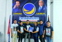 Tim Liaision Officer (LO) Calon Wali Kota Kendari, Yudhianto Mahardika mengambil formulir pendaftaran Calon Wali Kota Kendari 2024 di Kantor Partai NasDem Kota Kendari. Senin, (22/04/2024).
