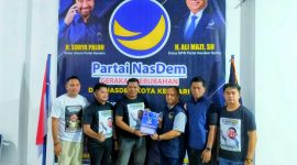 Tim Liaision Officer (LO) Calon Wali Kota Kendari, Yudhianto Mahardika mengambil formulir pendaftaran Calon Wali Kota Kendari 2024 di Kantor Partai NasDem Kota Kendari. Senin, (22/04/2024).