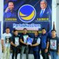 Tim Liaision Officer (LO) Calon Wali Kota Kendari, Yudhianto Mahardika mengambil formulir pendaftaran Calon Wali Kota Kendari 2024 di Kantor Partai NasDem Kota Kendari. Senin, (22/04/2024).