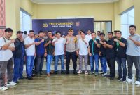 Kapolres Konawe Utara, AKBP Priyo Utomo SH.,S.I.K, berpose bersama Insan Pers Konawe Utara. Senin, (22/04/2024).