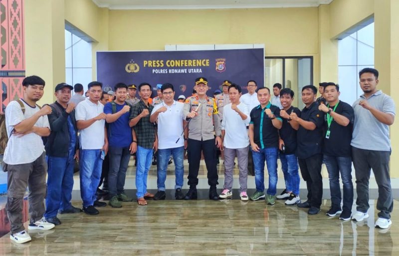 Kapolres Konawe Utara, AKBP Priyo Utomo SH.,S.I.K, berpose bersama Insan Pers Konawe Utara. Senin, (22/04/2024).
