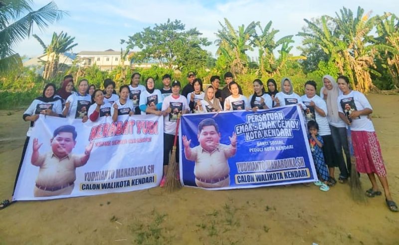 Kerabat Yudhi dan Persatuan Emak-Emak Gemoy Kota Kendari bahu membahu membersihkan selokan area pemukiman warga di kota kendari. Selasa, (23/04/2024).