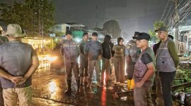Tim Satgas Bencana Alam turun langsung meninjau lokasi Banjir di wilayah Kota Kendari menyebabkan satu rumah warga di Kelurahan Sanua Lorong Fajar Merantau, Kecamatan Kendari Barat, mengalami kerusakan parah. (*Ist)