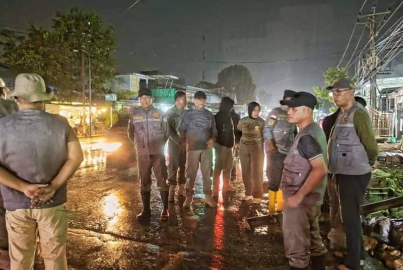 Tim Satgas Bencana Alam turun langsung meninjau lokasi Banjir di wilayah Kota Kendari menyebabkan satu rumah warga di Kelurahan Sanua Lorong Fajar Merantau, Kecamatan Kendari Barat, mengalami kerusakan parah. (*Ist)