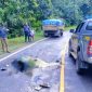 Pengendara motor pasangan suami istri tewas di TKP usai mengalami lakalantas dengan mobil truk di Jalan Trans Sulawesi Desa Tongalino, Kecamatan Lembo, Kabupaten Konawe Utara. Rabu, (24/4/2024).