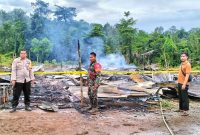 Kapolsek Wiwirano Ipda German Sero Saputra Rante, S.H., M.H, bersama personel Bhabinkamtibmas dibantu Babinsa mendatangi TKP memasang garis Polisi dan melakukan olah TKP. Rabu, (24/04/2024).