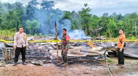 Kapolsek Wiwirano Ipda German Sero Saputra Rante, S.H., M.H, bersama personel Bhabinkamtibmas dibantu Babinsa mendatangi TKP memasang garis Polisi dan melakukan olah TKP. Rabu, (24/04/2024).