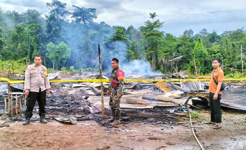 Kapolsek Wiwirano Ipda German Sero Saputra Rante, S.H., M.H, bersama personel Bhabinkamtibmas dibantu Babinsa mendatangi TKP memasang garis Polisi dan melakukan olah TKP. Rabu, (24/04/2024).