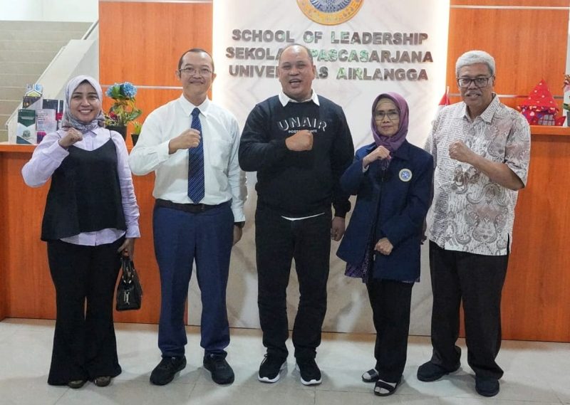 Bupati Konawe Utara, H. Ruksamin bersama Direktur dan Wakil Direktur Universitas Airlangga di Gedung Sekolah Pascasarjana, Jl. Airlangga 4-6 Surabaya 60286 Indonesia. Kamis (25/04/2024).