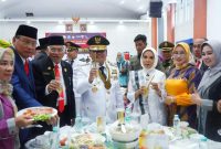 Pj Gubernur Sultra,  Komjen Pol (Purn.) Andap Budhi Revianto menikmati Kuliner Khas Daerah Kabupaten Konawe Utara yang berlansung di Aula Bahteramas Kantor Gubernur Sultra.