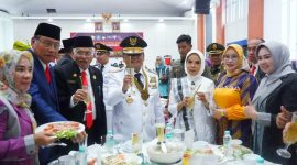 Pj Gubernur Sultra,  Komjen Pol (Purn.) Andap Budhi Revianto menikmati Kuliner Khas Daerah Kabupaten Konawe Utara yang berlansung di Aula Bahteramas Kantor Gubernur Sultra.