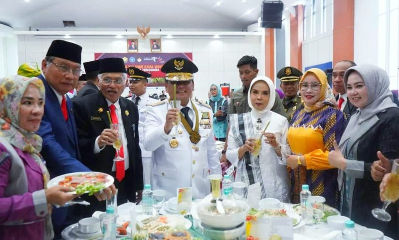 Pj Gubernur Sultra,  Komjen Pol (Purn.) Andap Budhi Revianto menikmati Kuliner Khas Daerah Kabupaten Konawe Utara yang berlansung di Aula Bahteramas Kantor Gubernur Sultra.