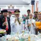 Pj Gubernur Sultra,  Komjen Pol (Purn.) Andap Budhi Revianto menikmati Kuliner Khas Daerah Kabupaten Konawe Utara yang berlansung di Aula Bahteramas Kantor Gubernur Sultra.