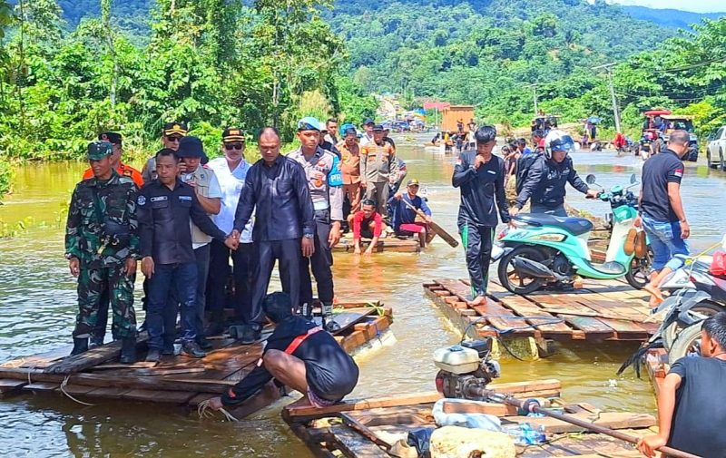 Wakil Bupati Konawe utara, H. Abuhaera bersama Forkopimda Konut, meninjau lokasi banjir di Desa Sambandete menggunakan rakit. Selasa, (07/05/2024).