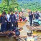 Wakil Bupati Konawe utara, H. Abuhaera bersama Forkopimda Konut, meninjau lokasi banjir di Desa Sambandete menggunakan rakit. Selasa, (07/05/2024).