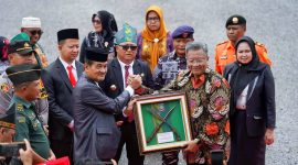 Didampingi Kadikbud Konut, Asmadin, Wabup Konut, H. Abuhaera memberikan penghargaan hardiknas 2024 kepada guru dan kepsek, berlangsung di pelataran Kantor Bupati Konut, Kamis (2/5/2024)