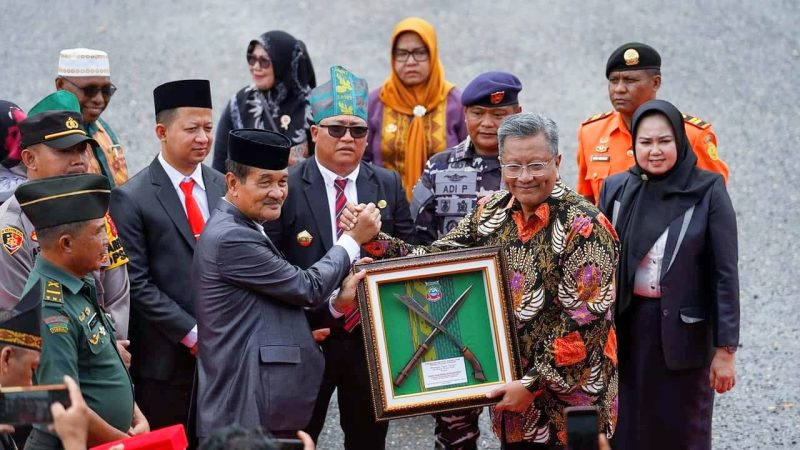 Didampingi Kadikbud Konut, Asmadin, Wabup Konut, H. Abuhaera memberikan penghargaan hardiknas 2024 kepada guru dan kepsek, berlangsung di pelataran Kantor Bupati Konut, Kamis (2/5/2024)