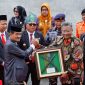 Didampingi Kadikbud Konut, Asmadin, Wabup Konut, H. Abuhaera memberikan penghargaan hardiknas 2024 kepada guru dan kepsek, berlangsung di pelataran Kantor Bupati Konut, Kamis (2/5/2024)