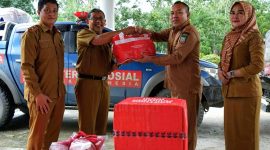 Plh. Sekda Sultra, Drs Suharno, menyerahkan bantuan kemanusiaan kepada Kepala Dinas Sosial Kabupaten Konut, Nafsahu, bertempat di Kantor Dinas Sosial Provinsi Sultra. Senin (6/5/2024).