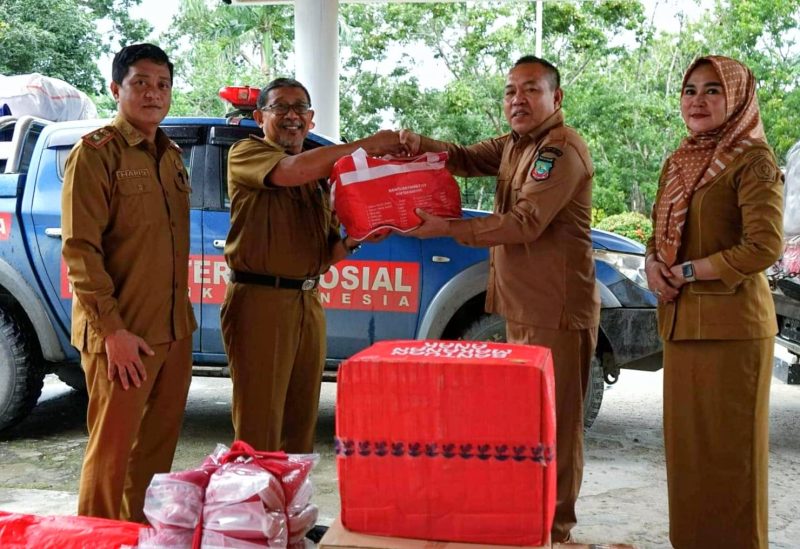 Plh. Sekda Sultra, Drs Suharno, menyerahkan bantuan kemanusiaan kepada Kepala Dinas Sosial Kabupaten Konut, Nafsahu, bertempat di Kantor Dinas Sosial Provinsi Sultra. Senin (6/5/2024).