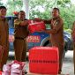 Plh. Sekda Sultra, Drs Suharno, menyerahkan bantuan kemanusiaan kepada Kepala Dinas Sosial Kabupaten Konut, Nafsahu, bertempat di Kantor Dinas Sosial Provinsi Sultra. Senin (6/5/2024).