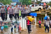 Kapolres Konawe Utara, AKBP Priyo Utomo, S.H., S.I.K, bersama jajarannya terjun langsung ke lokasi banjir di Kecamatan Asera dan Andowia. Kamis, (09/05/2024).
