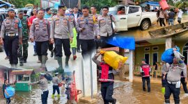 Kapolres Konawe Utara, AKBP Priyo Utomo, S.H., S.I.K, bersama jajarannya terjun langsung ke lokasi banjir di Kecamatan Asera dan Andowia. Kamis, (09/05/2024).