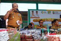 Bupati Konawe Utara, H. Ruksamin membuka secara resmi gerakan pangan murah di kecamatan motui. Senin, (13/05/2024).