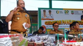 Bupati Konawe Utara, H. Ruksamin membuka secara resmi gerakan pangan murah di kecamatan motui. Senin, (13/05/2024).