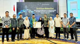 Kepala BPJS Cabang Kendari, Rinaldi Wibisono penyerahkan sertifikat Penghargaan kepada Bupati Konawe Utara yang diwakili oleh Asisten III Administrasi Umum, La Ondjo, di Hotel Claro Kendari pada Kamis, 16 Mei 2024.