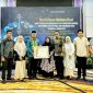 Kepala BPJS Cabang Kendari, Rinaldi Wibisono penyerahkan sertifikat Penghargaan kepada Bupati Konawe Utara yang diwakili oleh Asisten III Administrasi Umum, La Ondjo, di Hotel Claro Kendari pada Kamis, 16 Mei 2024.